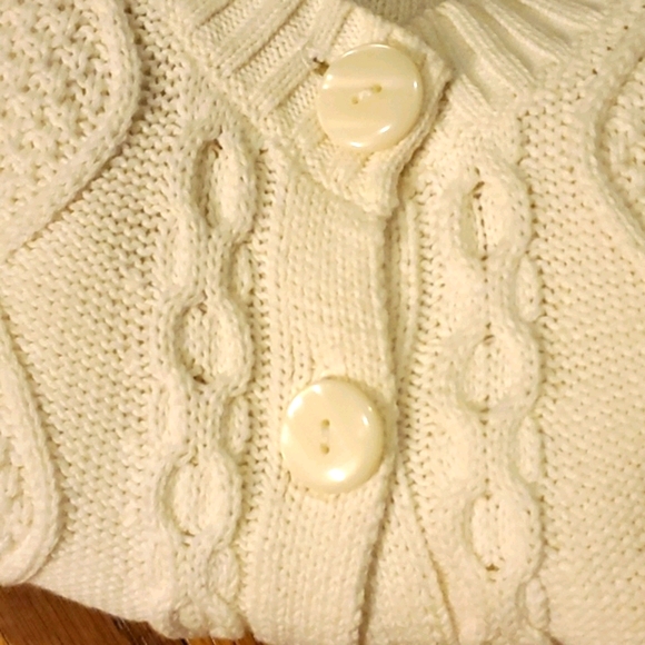Ivory 2 button sweater - Picture 4 of 4